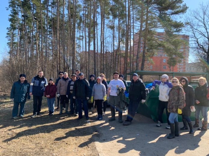 Сотрудники МЧС России провели субботник в Климовске