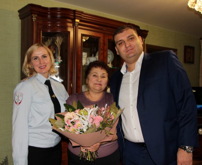 Руководители УМВД России по г.о. Подольск навестили мать Героя России Александра Монетова