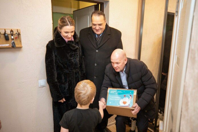 В Подольске вручили новогодние подарки детям участников СВО