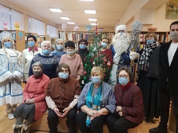 На традиционный библиотечный огонёк собрались члены клуба ЛЮРС