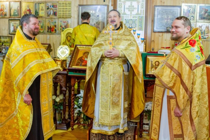 Божественную литургия состоялась в Никольском храме