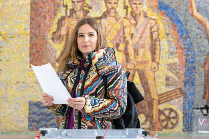 Жители после работы идут голосовать на выборах президента РФ