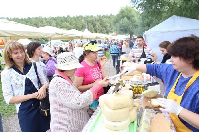 Гости фестиваля «Славянское подворье» отведали сыры разных сортов