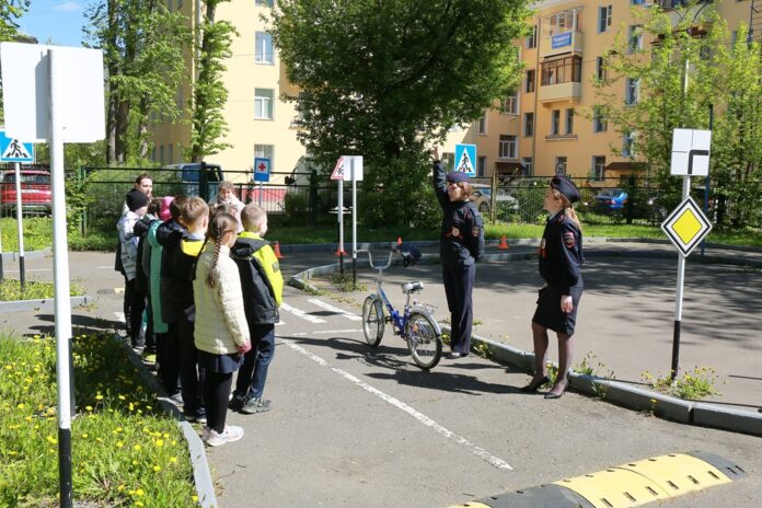 Автоинспекторы провели практические занятия по безопасности дорожного движения в автогородке