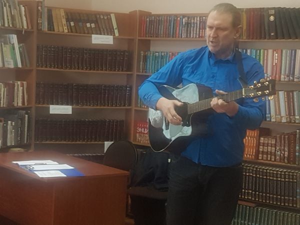 Творческая встреча с подольским композитором Евгением Смирновым состоялась в библиотеке № 25