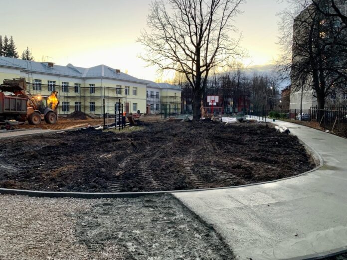 Продолжаются работы по капитальному ремонту на территории бывшей школы №3 в Климовске