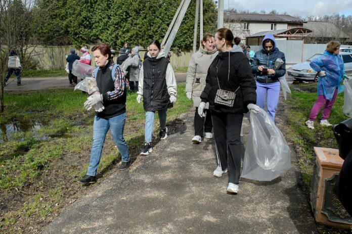 Более 100 подольчан пришли навести порядок в поселке Леспроект