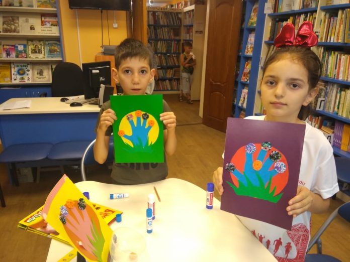 Мастер-класс «Цветы на ладошке» прошел библиотеке № 6