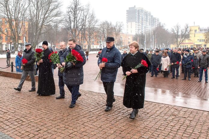 Глава муниципалитета принял участие в церемонии возложения цветов к памятникам героям Великой Отечественной войны