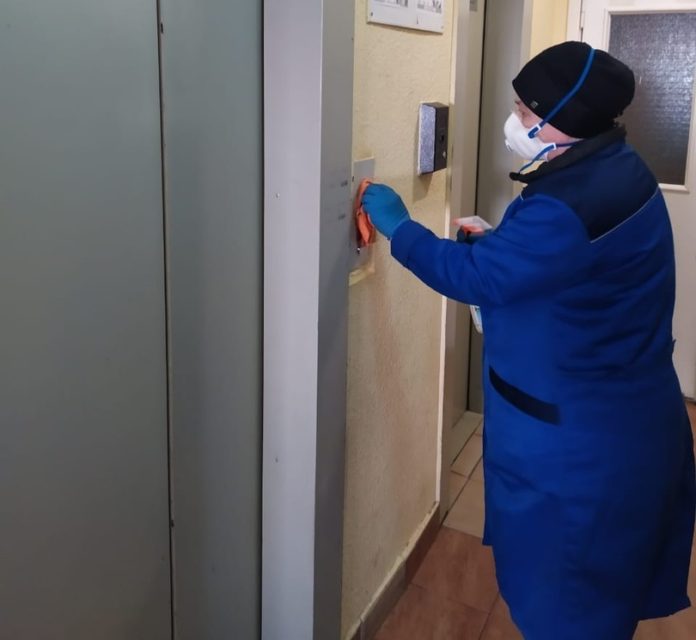 Работы по дезинфекции в подъездах многоквартирных домов в мкр. Кузнечики проверяют ежедневно