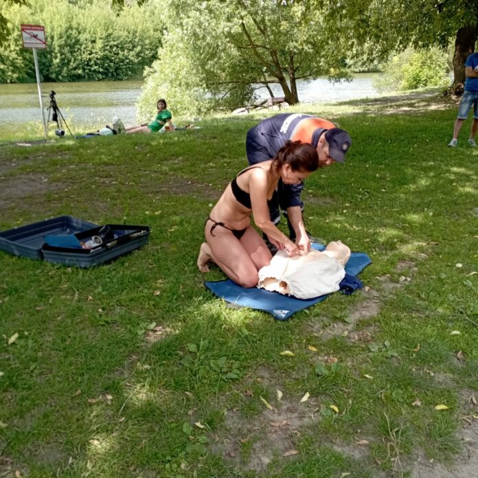 Спасатели провели для отдыхающих горожан мастер-классы на пляжах Подольска