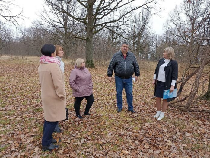 Партийцы проверили состояние леса в микрорайоне Климовск