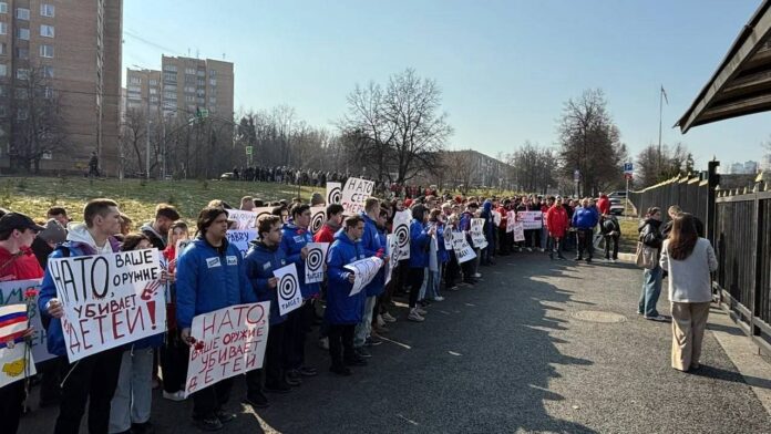 Подольские молодогвардейцы приняли участие в акции у посольства Сербии