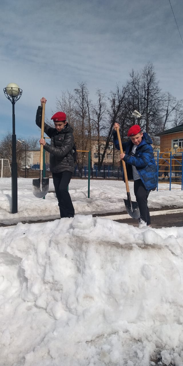 Юнармейцы провели первый субботник на базе Быковской школы