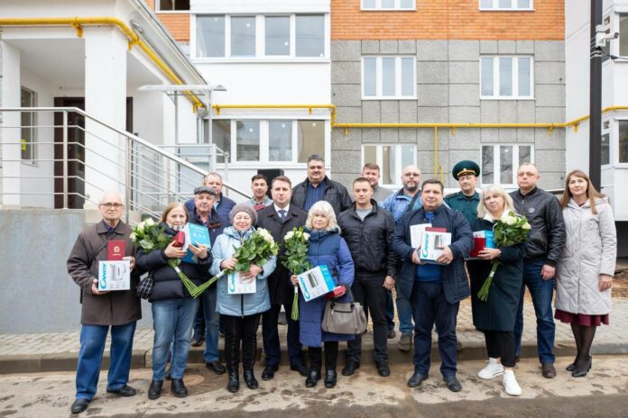 Первые десять ключей от квартир, расположенных в доме 7 по ул. Московской, вручил дольщикам...