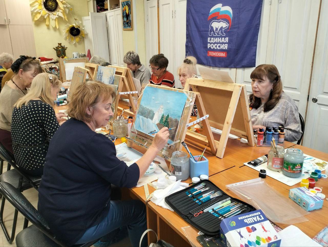 Подольские рукодельницы создают подарки для защитников Отечества