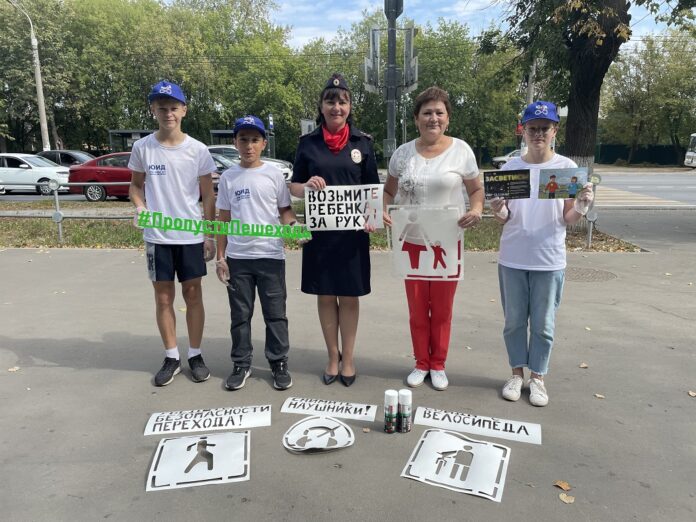 Накануне Дня знаний автоинспекторы и ЮИДовцы провели совместную акцию «Внимание на дорогу!»