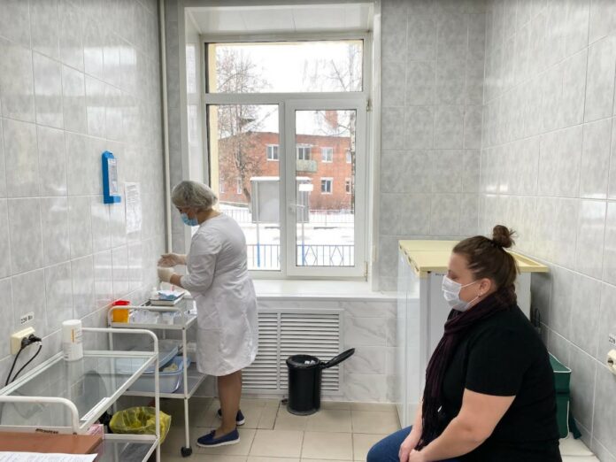 Работа выездной бригады медиков для вакцинации от COVID-19  организована в деревне Федюково