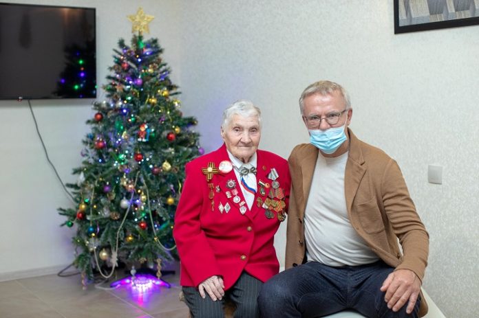 Депутат Государственной Думы Вячеслав Фетисов поздравил ветерана из Подольска с наступающим Новым годом