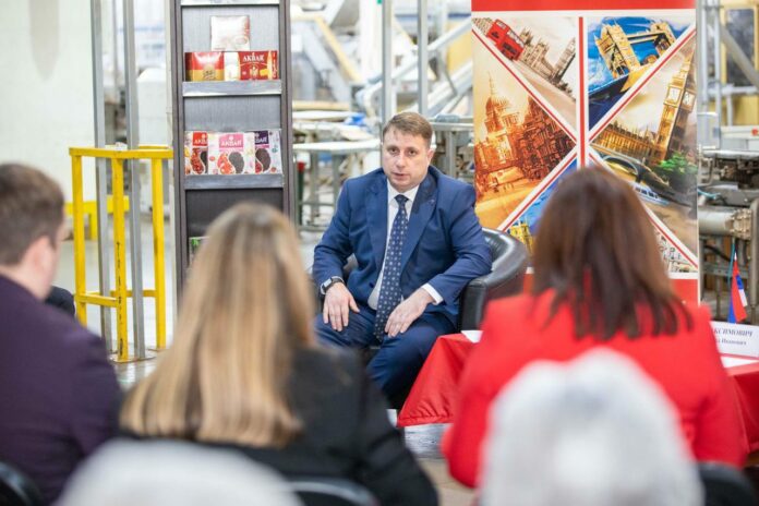 Дмитрий Жариков с командой однопартийцев встретился с коллективом Яковлевской чаеразвесочной фабрики