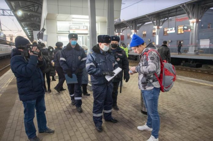 Соблюдение масочного режима проверили участники рейда на железнодорожной станции «Подольск»