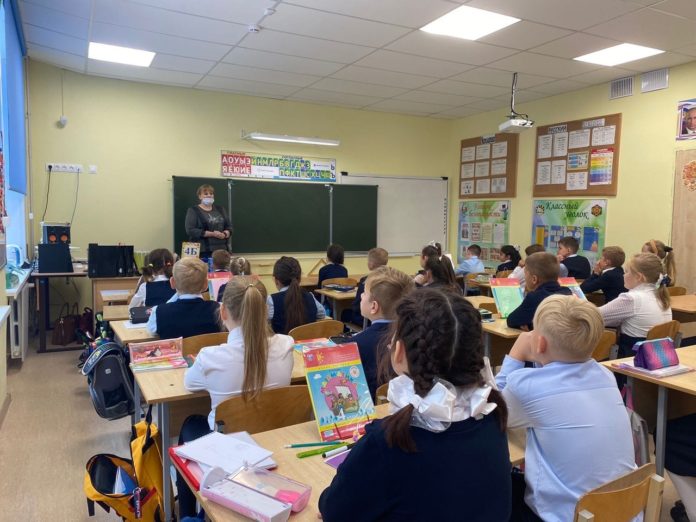 В средней школе № 18 имени Подольских курсантов прошел урок по оказанию первой доврачебной...