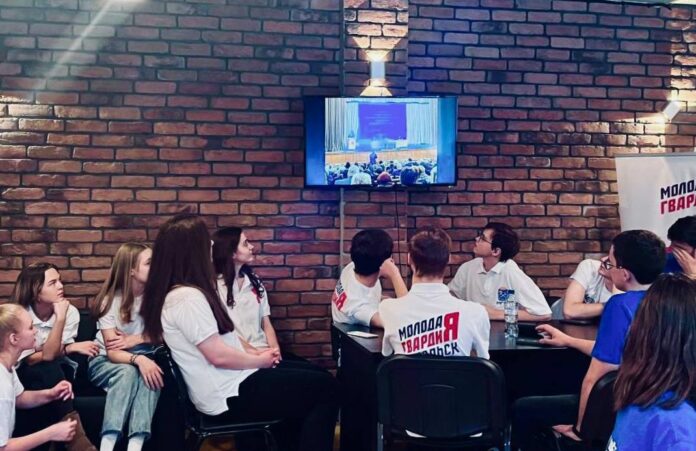 В молодежном центре «Максимум» прошло очередное собрание Подольского отделения Молодой Гвардии Единой России.