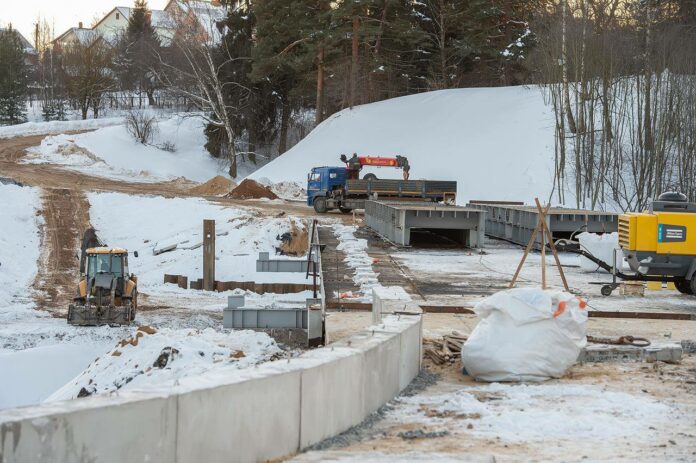 Строительство временного моста в деревне Кутьино завершается
