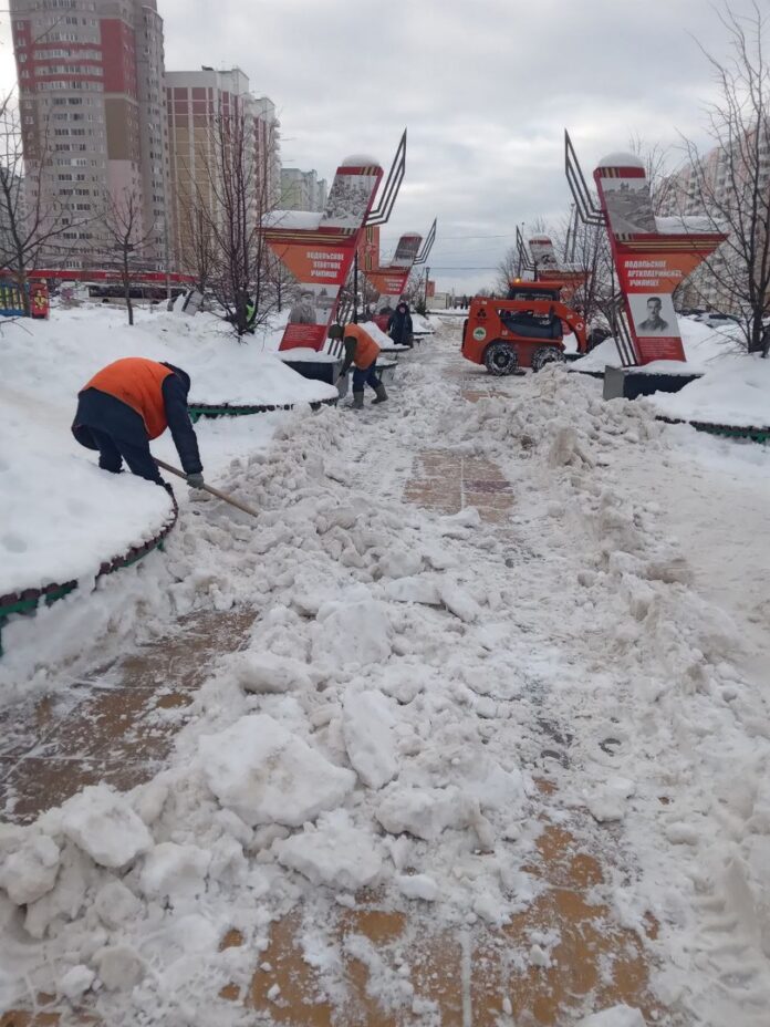 Подольским комбинатом благоустройства в мкр. Кузнечики выполнены работы по очистке от снега и наледи
