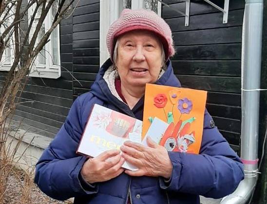 Сторонники партии «Единая Россия» поздравляют подольчанок с наступающим 8 Марта