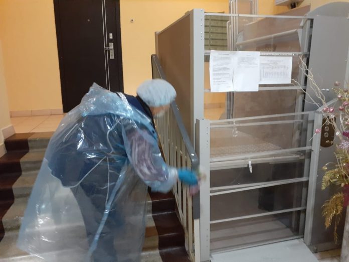 Сотрудники территориального управления в микрорайоне Кузнечики осуществляют ежедневный контроль за дезинфекцией подъездов МКД