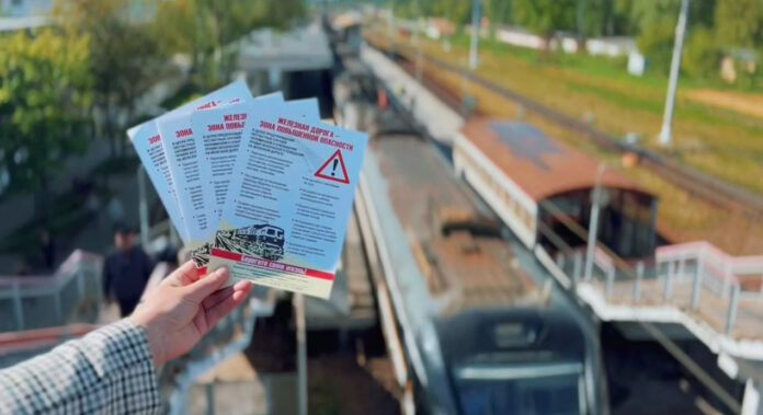 В Подольске пасажирам раздают листовки с правилами безопасности на железной дороге