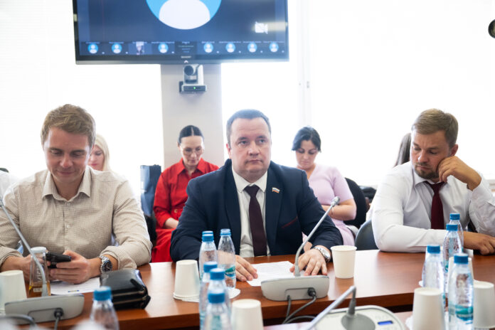 Депутат Совета депутатов горокруга Подольск принял участие в круглом столе в Государственной думе