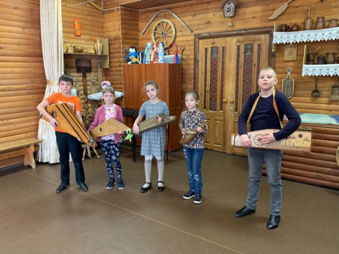В Школе «Моя Русь» состоялись уроки по настройке гуслей