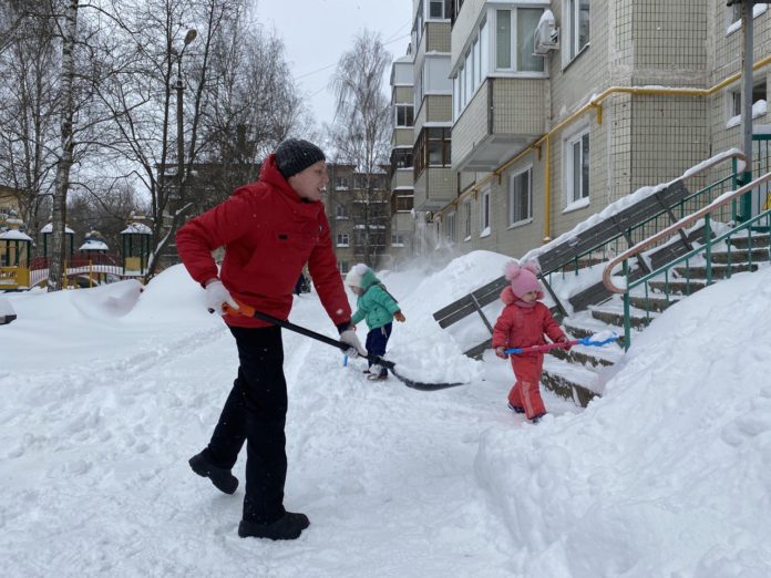Жители Большого Подольска помогают управляющим компаниям убирать снег