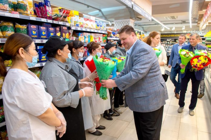 Глава округа Николай Пестов поздравил работников торговли с профессиональным праздником