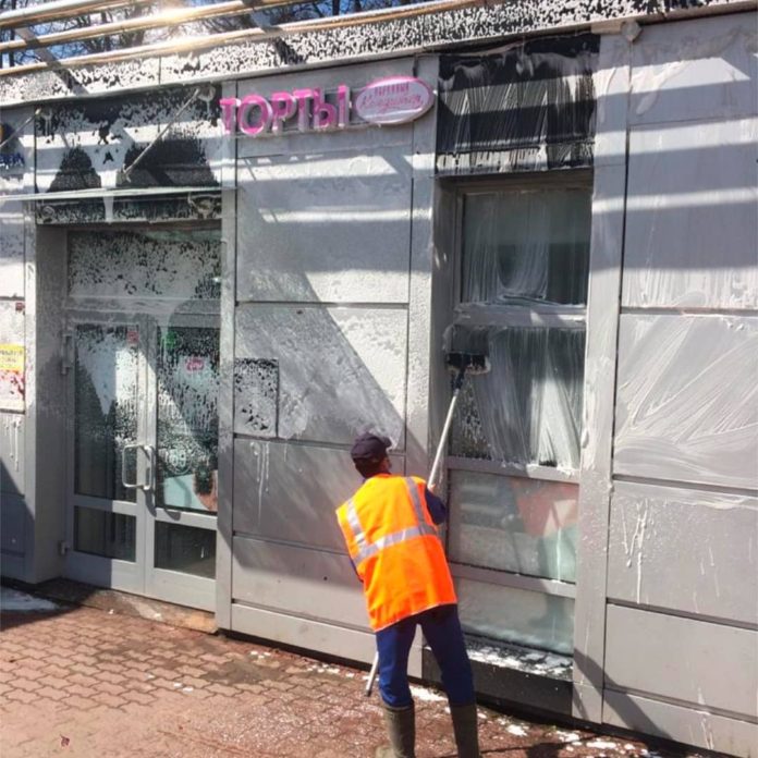 Проводятся работы по уборке объектов торговли, расположенных в остановочных комплексах Подольска