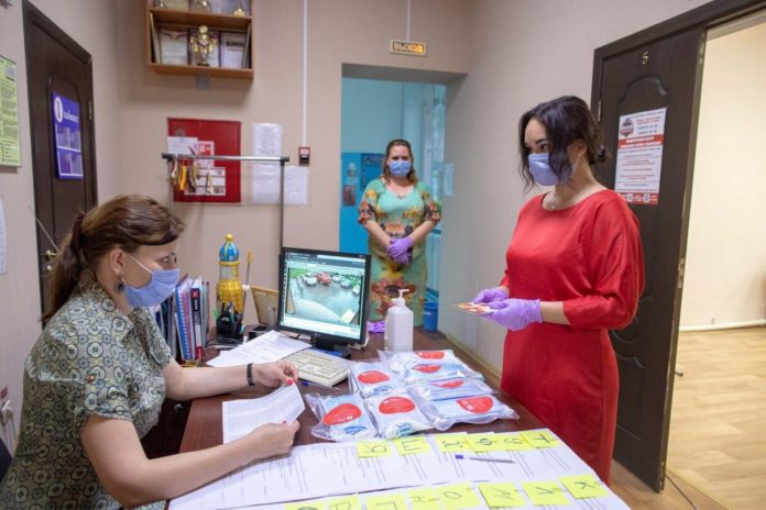 Защитные маски раздают малообеспеченным семьям и пенсионерам в Большом Подольске