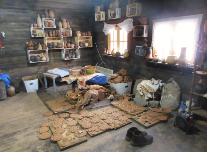 Обзорную экскурсию «Жизнь славянской женщины от рождения» можно посетить в Русском музее обрядов и...