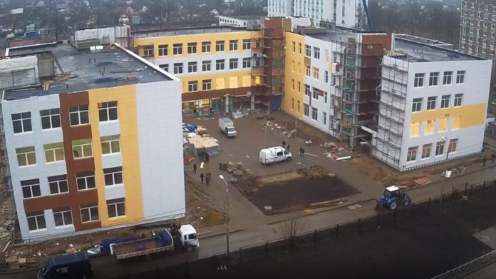 В микрорайоне Климовск в новую школу на 825 мест осуществляется поставка и монтаж оборудования