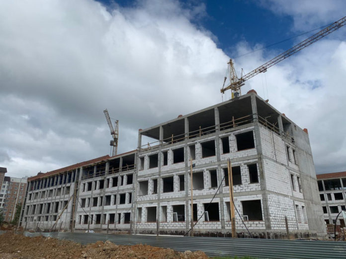 Минстрой МО приступил к контролю возобновления работ на социальных объектах в Подмосковье