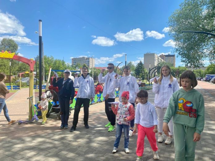 На бульваре Юности активисты Молодой Гвардии провели мастер — класс для детей