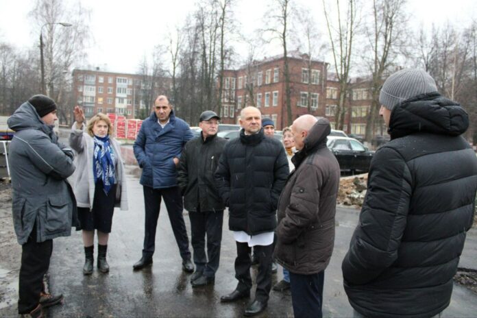 Павел Максимович проверил ход благоустройства больницы на улице Батырева