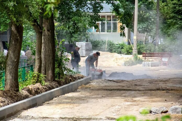 Рабочие приступили к комплексному благоустройству дворовой территории в мкр. Климовск