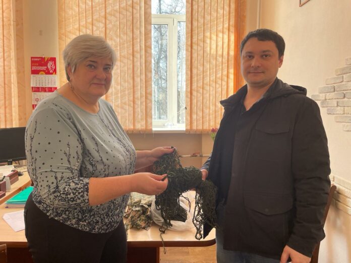 Депутат Совета депутатов передал материалы для изготовления маскировочных сетей