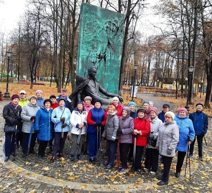 Занятия по скандинавской ходьбе проводятся в парке имени В.Талалихина