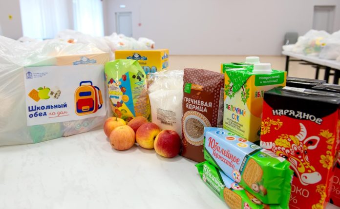 Более 10 тысяч школьников из округа, имеющих право на бесплатное питание, получат продуктовые наборы