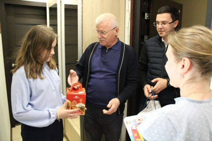 Депутат Мособлдумы поздравил семью участника СВО в преддверии светлого праздника Пасхи