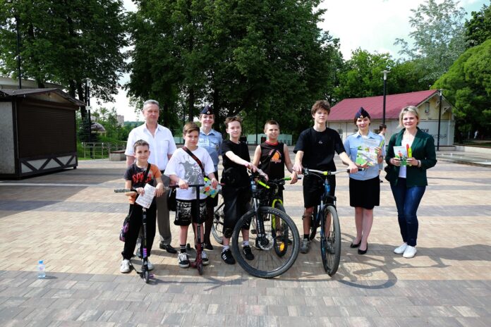 В парках культуры и отдыха Московской области сотрудники Госавтоинспекции проводят беседы с юными пешеходами...