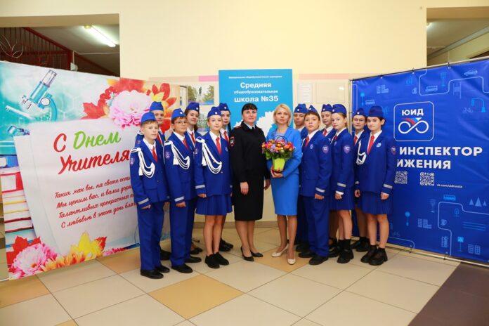 В Подольске сотрудники Госавтоинспекции и ЮИДовцы поздравили педагога-наставника с профессиональным праздником